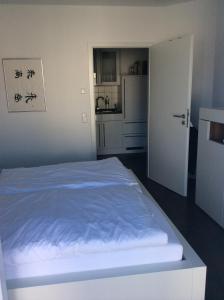 Säng eller sängar i ett rum på 2-Zimmer-Ferienwohnung mit Hotelservice und 2 Balkons - Golf, Bike und Wellness im Markgräflerland