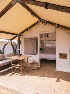 uma tenda com uma mesa e 2 camas em wecamp Cadaqués em Cadaqués