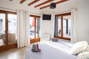 - une chambre avec un lit doté de tongs dans l'établissement Villa del Alemán by Rental Olé, à Lo Mendigo