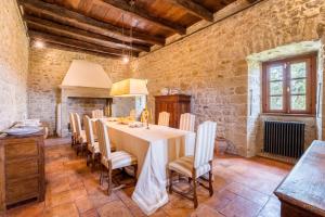 a dining room with a table and chairs at Villa Sanguigni in Bagnolo