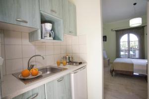 una cocina con fregadero y naranjas en una encimera en Villa Marina en Lefkada