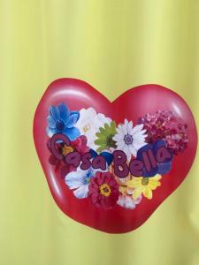 un cœur avec les mots «peace bella» dans l'établissement Casa Bella, à Burano