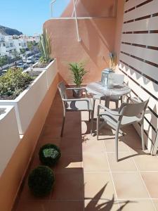 a patio with a table and chairs on a balcony at Apartamento Idaira Sun in Los Cristianos