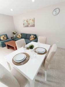 a white table and chairs in a living room at Apartamento Idaira Sun in Los Cristianos