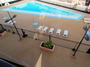 an overhead view of a swimming pool with lounge chairs at Apartamento Idaira Sun in Los Cristianos