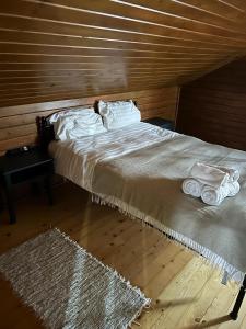 Una cama con toallas en una habitación en Vila Boema en Vişeu de Jos