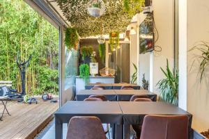 een rij tafels en stoelen in een restaurant bij Hostel & cia in Porto