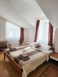 una camera da letto con un grande letto con tende rosse di Villa Palčić II a Novalja (Novaglia)