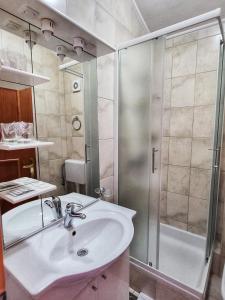 ein Badezimmer mit Waschbecken und Dusche in der Unterkunft Villa Palčić II in Novalja