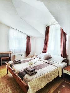 ein Schlafzimmer mit einem großen Bett mit roten Vorhängen in der Unterkunft Villa Palčić II in Novalja + 77 Fotos