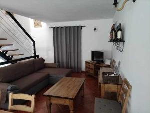 uma sala de estar com um sofá e uma mesa em DieAna II Alojamento Vila Viçosa em Vila Viçosa