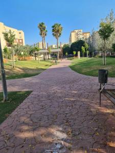 un vialetto in un parco con palme di Casa Ramirez a Málaga