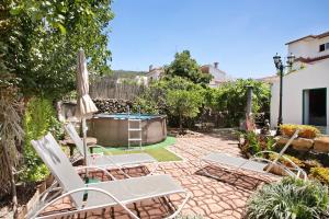 eine Terrasse mit Stühlen und einem Whirlpool im Hof in der Unterkunft Casa Tajinaste in Vilaflor