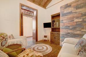 a living room with a couch and a tv at Casa Tajinaste in Vilaflor