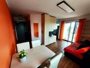 Kuchnia lub aneks kuchenny w obiekcie Apartament ORANGE Warmia Towers