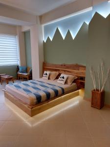 um quarto com uma cama grande num quarto em Amara Luxury B&B em Tirana