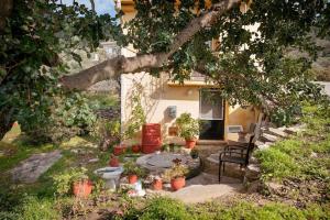 Photo de la galerie de l'établissement Beautiful Cottage over-viewing Samos bay., à Samos