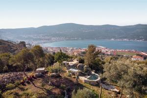 Photo de la galerie de l'établissement Beautiful Cottage over-viewing Samos bay., à Samos