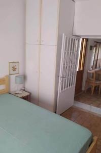 En eller flere senge i et værelse på Beautiful Cottage over-viewing Samos bay.