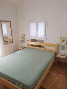 En eller flere senge i et værelse på Beautiful Cottage over-viewing Samos bay.