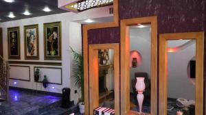 um quarto com dois espelhos e um vaso rosa em Dİamond Elit Otel&Spa Center em Esmirna