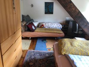 a living room with a couch in a room at grosses Zimmer mit Bad und Garten in Privathaus hell, gemütlich, Massivholz in Winningen