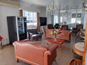 sala de estar con sofás y sillas en Colle Tourist Hotel, en Criciúma
