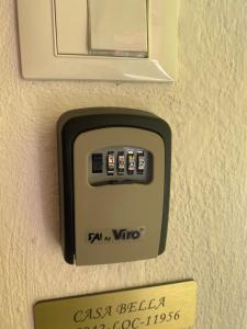toma de corriente eléctrica en la pared de una habitación en Casa Bella, en Burano