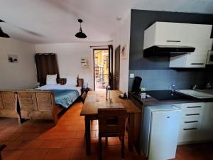Kuchyň nebo kuchyňský kout v ubytování Appart-Hôtel Résidence Maloc