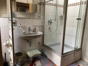 a bathroom with a sink and a shower at grosses Zimmer mit Bad und Garten in Privathaus hell, gemütlich, Massivholz in Winningen