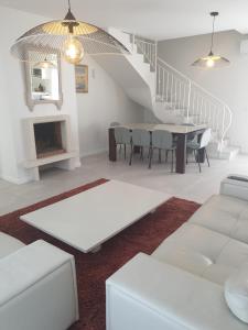 a living room with white furniture and a table at Villa Lumie - Superbe villa pour 8 personnes entièrement rénovée en 2023 avec piscine privée in Sainte-Maxime