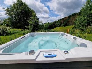 una bañera de hidromasaje en medio de un patio en Asten-Chalets, en Winterberg