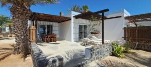 Cette maison dispose d'une terrasse avec une table et un piano. dans l'établissement Beach House sol y mar #17, à Rabil