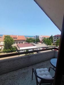 balkon z krzesłami i widokiem na ulicę w obiekcie Guest House Bа́kish Obzor w Obzorze