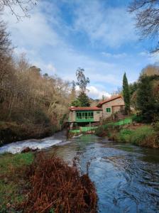 Coirós的住宿－Molino verde，河上桥上的房屋