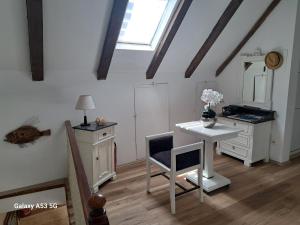 Cette chambre comprend un bureau, une table et une fenêtre. dans l'établissement Heritage Rooms Kut, à Vis