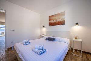 プーラにあるVilla Ema and Anaの青いタオルが敷かれたベッドのある寝室 +43枚の写真