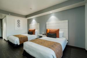 Postel nebo postele na pokoji v ubytování Real Inn Tijuana by Camino Real Hoteles