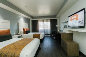 Postel nebo postele na pokoji v ubytování Real Inn Tijuana by Camino Real Hoteles
