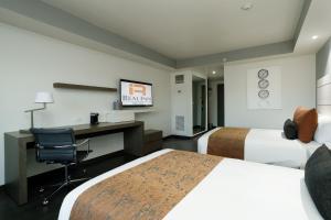 Postel nebo postele na pokoji v ubytování Real Inn Tijuana by Camino Real Hoteles