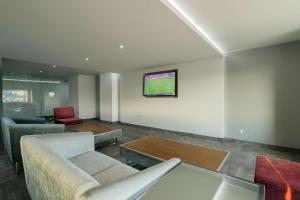 TV a/nebo společenská místnost v ubytování Real Inn Tijuana by Camino Real Hoteles