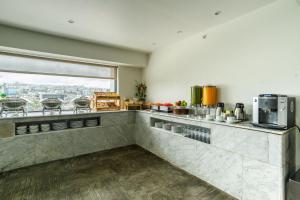 Kuchyň nebo kuchyňský kout v ubytování Real Inn Tijuana by Camino Real Hoteles