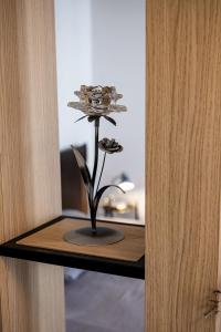 una flor de vidrio en un estante en una habitación en studio Sea Pearl en Saints Constantine and Helena