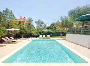 una piscina en un patio trasero con piscina en ☆OLIVE GARDEN VILLA☆ --NEA IRAKLITSA--, en Nea Iraklitsa