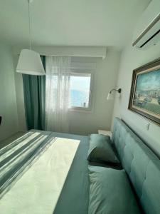 Beachfront Villa Athina في Vergia: غرفة نوم بسرير كبير ونافذة