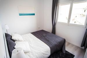 a bedroom with a bed and a window at Beach Lovers' Paradise, bright apartment for 2/3 in Vilanova i la Geltrú