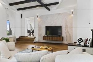 TV a/nebo společenská místnost v ubytování Green Luxury Villa