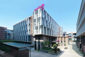 un edificio con una bandera encima en Moxy Xi'an Downtown en Xi'an