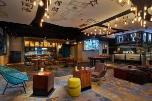 Area lounge atau bar di Moxy Xi'an Downtown