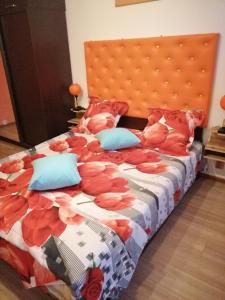 uma cama com um monte de almofadas em Homestay in Tbilisi center GM em Tbilisi